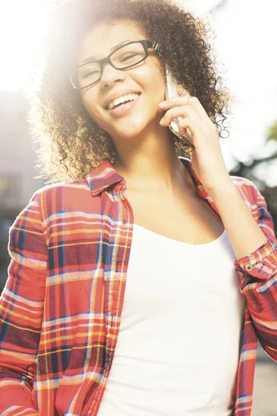 Chatting with a friend online — Stock Photo, Image