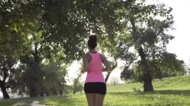 Parkta koşan çekici kız