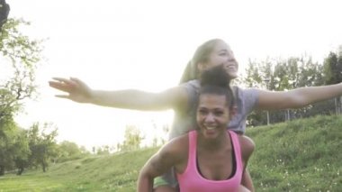 İki kız doğada eğleniyor