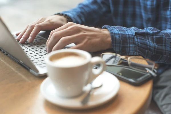 Primo piano colpo di mani digitando sul computer portatile — Foto Stock