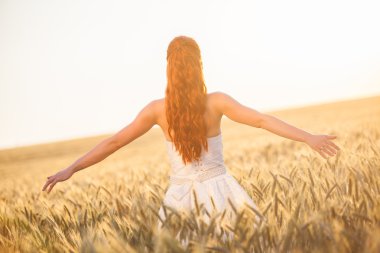 Çavdar alan çalışan gelin