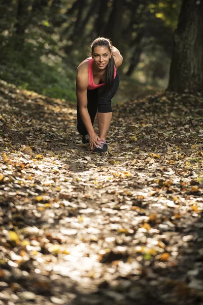 Chica joven haciendo ejercicio — Foto de Stock