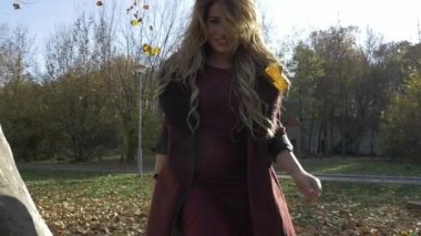 Doğada yürüyüş aşık genç Çift