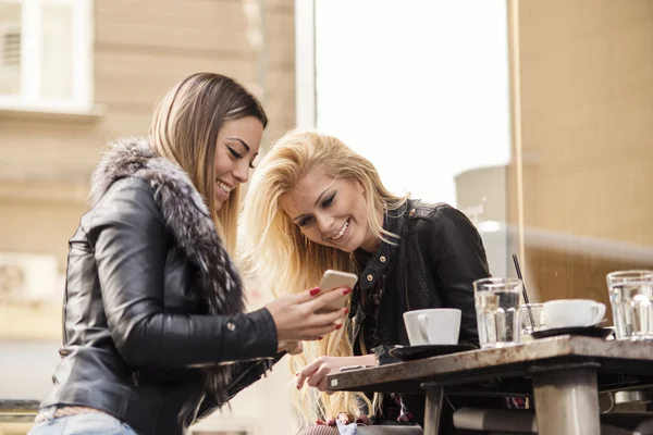 Twee meisjes hebben van pret terwijl het drinken van koffie — Stockfoto