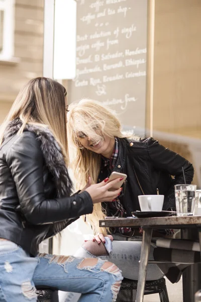 Twee meisjes hebben van pret terwijl het drinken van koffie — Stockfoto