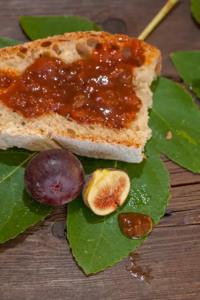 Ekmek ve incir reçeli