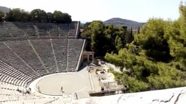 Epidaurus 'taki Asklepius Tapınağı yakınlarındaki amfitiyatro.