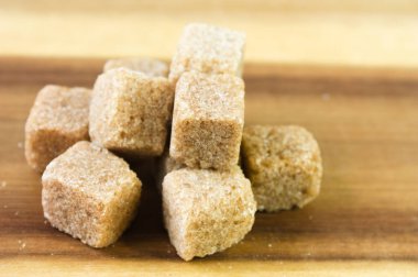 Tahta masada kahverengi şeker küpü.