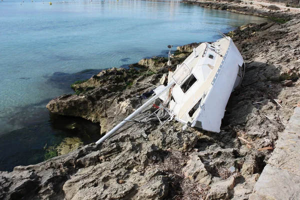 被毁的废弃游艇在海岸失事 免版税图库照片