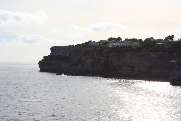 島の風景 ビーチ 美しい湾の海辺 バレアレス諸島 マヨルカ島 スペイン 地中海 — ストック写真