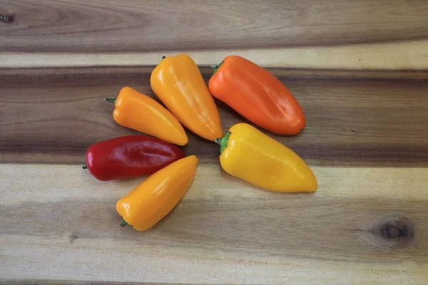 Alcuni Peperoni Colorati Diversi Una Tavola Cucina — Foto Stock