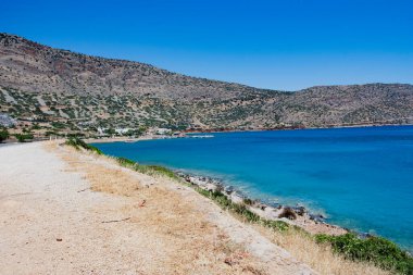 Terk edilmiş eski kale ve eski cüzzamlı kolonisi, Spinalonga Adası, Girit, Yunanistan. 1950 'lerin sonlarında terk edilmiş eski binalar. 