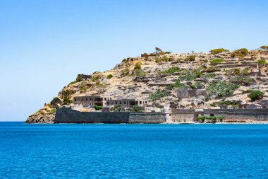 Terk edilmiş eski kale ve eski cüzzamlı kolonisi, Spinalonga Adası, Girit, Yunanistan. 1950 'lerin sonlarında terk edilmiş eski binalar. 