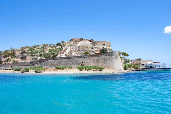 Terk edilmiş eski kale ve eski cüzzamlı kolonisi, Spinalonga Adası, Girit, Yunanistan. 1950 'lerin sonlarında terk edilmiş eski binalar. 