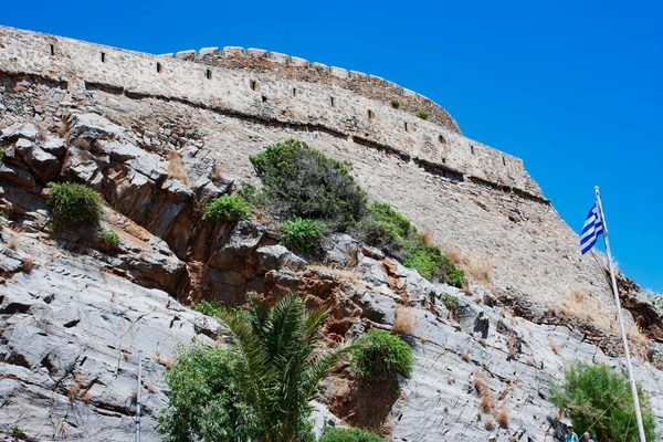 放棄された古い要塞と旧リーパー植民地 島スピナロンガ クレタ島 ギリシャ 1950年代後半に放棄された古い建物を台無しにした 呪いの島 — ストック写真