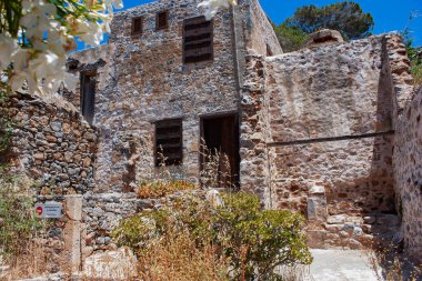 Terk edilmiş eski kale ve eski cüzzamlı kolonisi, Spinalonga Adası, Girit, Yunanistan. 1950 'lerin sonlarında terk edilmiş eski binalar. 
