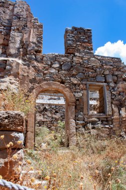 Terk edilmiş eski kale ve eski cüzzamlı kolonisi, Spinalonga Adası, Girit, Yunanistan. 1950 'lerin sonlarında terk edilmiş eski binalar. 