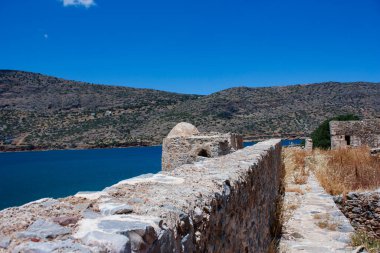 Terk edilmiş eski kale ve eski cüzzamlı kolonisi, Spinalonga Adası, Girit, Yunanistan. 1950 'lerin sonlarında terk edilmiş eski binalar. 