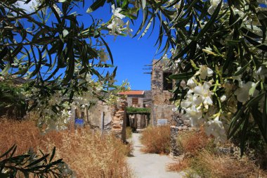 Terk edilmiş eski kale ve eski cüzzamlı kolonisi, Spinalonga Adası, Girit, Yunanistan. 1950 'lerin sonlarında terk edilmiş eski binalar. 