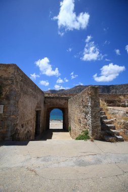 Terk edilmiş eski kale ve eski cüzzamlı kolonisi, Spinalonga Adası, Girit, Yunanistan. 1950 'lerin sonlarında terk edilmiş eski binalar. 