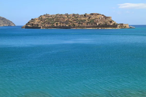 Terk edilmiş eski kale ve eski cüzzamlı kolonisi, Spinalonga Adası, Girit, Yunanistan. 1950 'lerin sonlarında terk edilmiş eski binalar. 