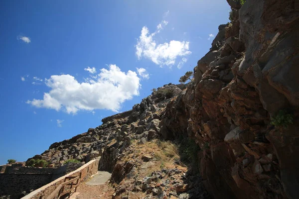 Terk edilmiş eski kale ve eski cüzzamlı kolonisi, Spinalonga Adası, Girit, Yunanistan. 1950 'lerin sonlarında terk edilmiş eski binalar. 