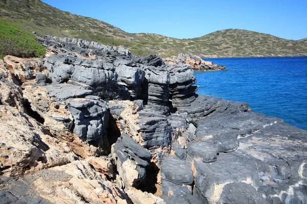 Spinalonga Kust Nära Elounda Kreta Grekland Svarta Vulkaniska Stenar — Stockfoto