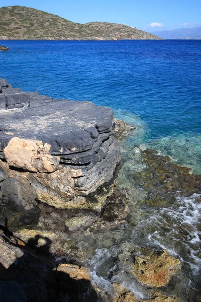 Νησί Σπιναλόγκα Παράκτια Κοντά Στην Ελούντα Κρήτη Μαύρα Ηφαιστειακά Πετρώματα — Φωτογραφία Αρχείου