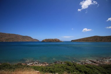 Terk edilmiş eski kale ve eski cüzzamlı kolonisi, Spinalonga Adası, Girit, Yunanistan. 1950 'lerin sonlarında terk edilmiş eski binalar. 