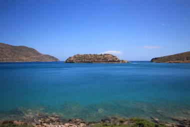 Terk edilmiş eski kale ve eski cüzzamlı kolonisi, Spinalonga Adası, Girit, Yunanistan. 1950 'lerin sonlarında terk edilmiş eski binalar. 
