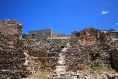 Terk edilmiş eski kale ve eski cüzzamlı kolonisi, Spinalonga Adası, Girit, Yunanistan. 1950 'lerin sonlarında terk edilmiş eski binalar. 