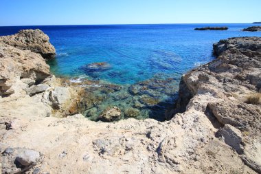 Kayalık deniz kıyısı. Akdeniz kıyısında bir körfez.