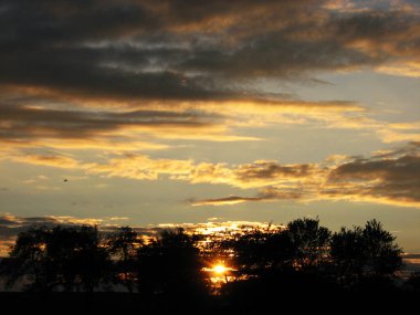 Kırsalda gün batımının güzel manzarası
