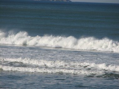 Güzel manzara, mavi dalgalar denizde