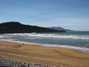 İspanya 'da bir yaz gününde denizin ve kayaların güzel manzarası