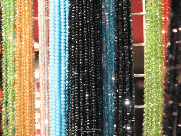 Färgglada Pärlor Med Regnbågens Färger — Stockfoto
