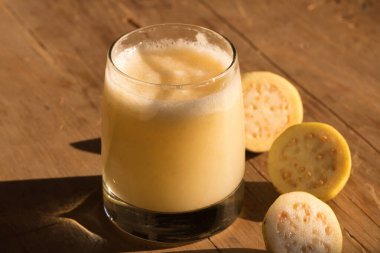 Bir bardak kurutulmuş guava pulku.