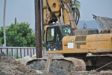 Yığın teçhizat makine inşaat alanında delik