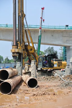 Yığın teçhizat makine inşaat alanında delik