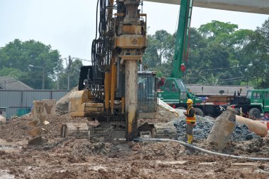 Yığın teçhizat makine inşaat alanında delik