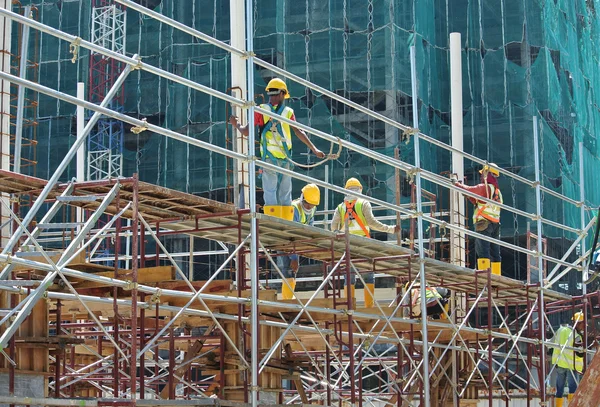 Andamios utilizados para apoyar una plataforma o formar trabajo para que los trabajadores de la construcción trabajen —  Fotos de Stock