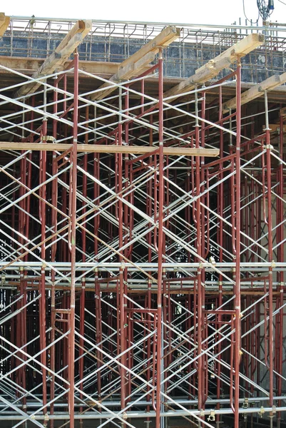 Andamios utilizados para apoyar una plataforma o formar trabajo para que los trabajadores de la construcción trabajen — Foto de Stock