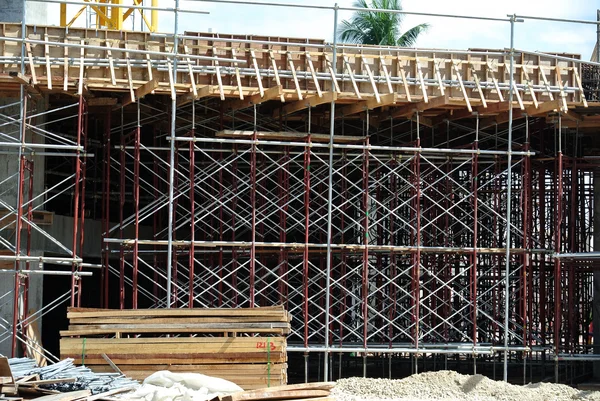 Scaffolding used to support a platform or form work for construction workers to work — Stock Photo, Image