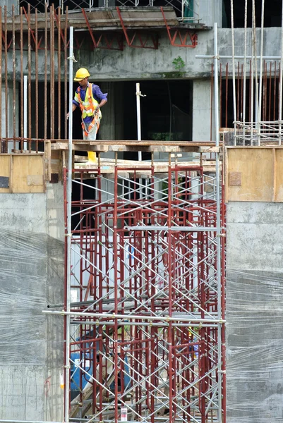 足場作業する建設労働者のためのプラットフォームまたはフォーム作業を支援するために使用 — ストック写真