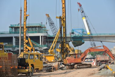 Yığın teçhizat makine inşaat alanında delik