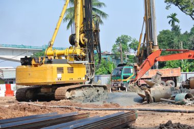 Yığın teçhizat makine inşaat alanında delik