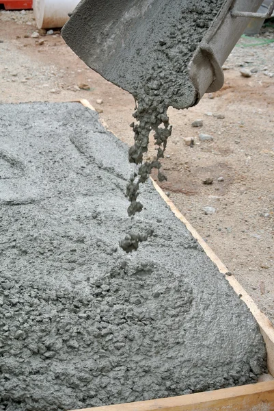 Vers vloeibaar beton wordt gegoten op de bovenste plaat bekisting — Stockfoto