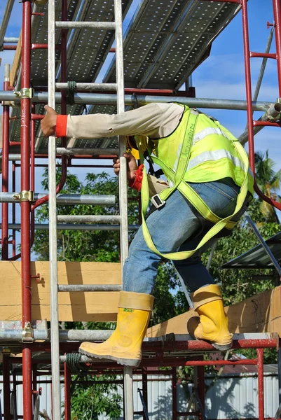 Trabajadores de la construcción que trabajan a alto nivel —  Fotos de Stock