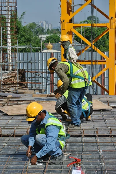 Construction workers fabricating floor slab reinforcement bar — Stock Photo, Image