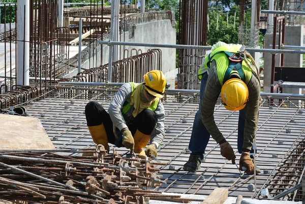 Werknemers in de bouw fabriceren vloer plaat versterking bar — Stockfoto